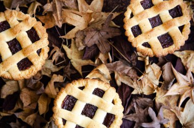 Ağaç yaprakları üzerinde mini pastafrolas.