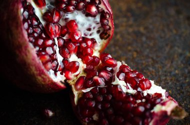 Arkaplanda tohumlarla nar kes.. 