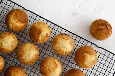 Siyah askıda limonlu kekler ve beyaz arka plan.