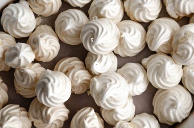 Beyaz kremalı kurabiyeler. Üst görünüm. 