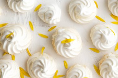 Sarı çiçek yapraklı beyaz kurabiyeler. Üst görünüm. 