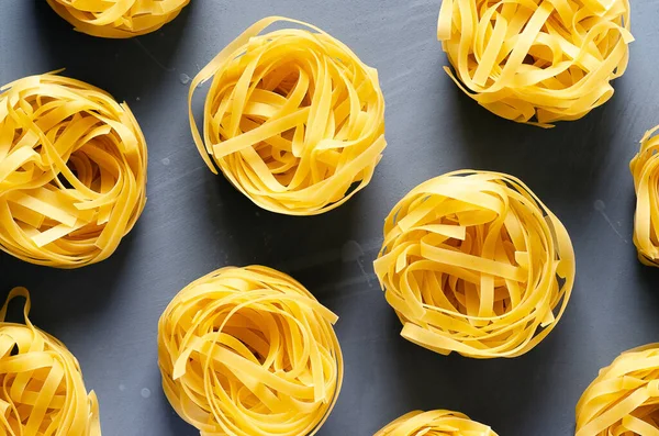 Fettuccine makarna yuvaları.