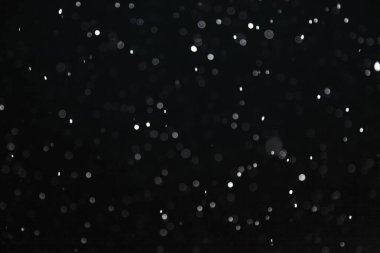 Karanlıkta parlayan sineklerle aydınlatılan kar.