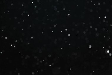 Karanlıkta parlayan sineklerle aydınlatılan kar.