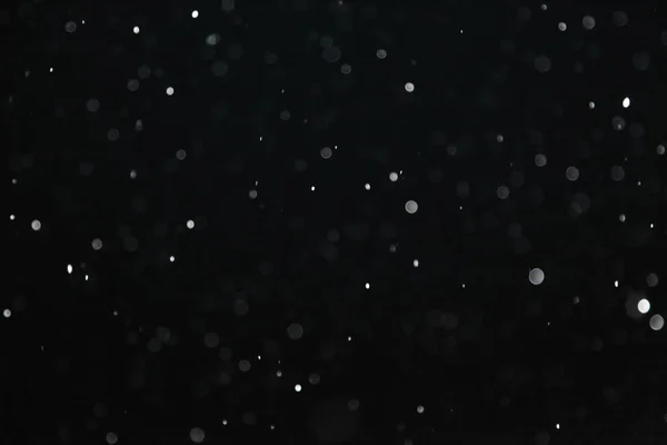 Karanlıkta parlayan sineklerle aydınlatılan kar.