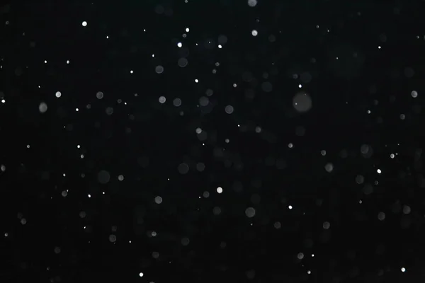 Karanlıkta parlayan sineklerle aydınlatılan kar.