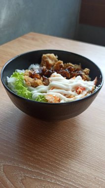 Lezzetli pirinç kasesi teriyaki tavuğu, buğulanmış pirinç ve taze servis edilen sebzeler, iştah açıcı dokular ve sıcak ışıklandırma..