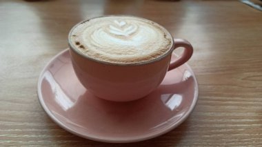 Bir fincan kremalı mocaccino köpüklü süt ve kakao tozu, zengin aroma, sıcak doku ve cezbedici kahve deneyimi..