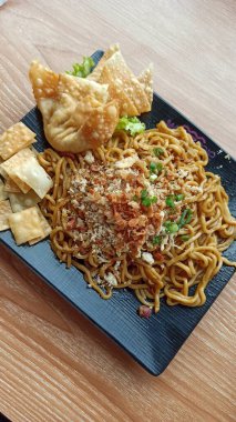 Lezzetli, sebze ve baharatlı bir tabak lezzetli erişte. Lezzetli aroma, canlı renkler ve iştah açıcı bir dokuya sahip..