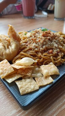 Lezzetli, sebze ve baharatlı bir tabak lezzetli erişte. Lezzetli aroma, canlı renkler ve iştah açıcı bir dokuya sahip..