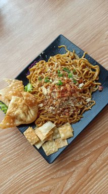 Lezzetli, sebze ve baharatlı bir tabak lezzetli erişte. Lezzetli aroma, canlı renkler ve iştah açıcı bir dokuya sahip..