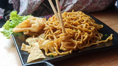 Lezzetli, sebze ve baharatlı bir tabak lezzetli erişte. Lezzetli aroma, canlı renkler ve iştah açıcı bir dokuya sahip..