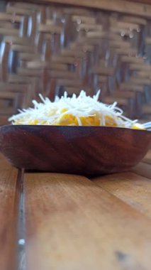 Jasuke 'nin üstünde erimiş mozzarella, tatlı mısır, kremalı süt ve esnek peyniri birleştirir. Sıcak konforu için sevilen zengin, lezzetli bir sokak atıştırmalığı yaratır..