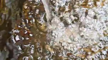 Musluktan balık havuzuna akan temiz su yüzeyde dalgalanmalar yaratır ve sağlıklı bir su ortamını destekler..