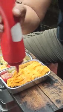 Mentai sosu, gamzenin tepesinde tutuşturuluyor kremsi bir doku ve dumanlı bir aroma yaratıyor ve modern Asya sokak yemekleri tarzını ön plana çıkarıyor..