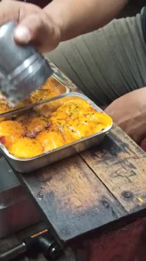 Mentai sosu, gamzenin tepesinde tutuşturuluyor kremsi bir doku ve dumanlı bir aroma yaratıyor ve modern Asya sokak yemekleri tarzını ön plana çıkarıyor..