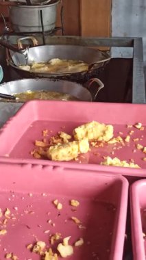 Yerel halk arasında popüler ama sağlıksız bir favori olan kızarmış atıştırmalıklar (Gorengan) bir sokak tezgahında sergilenmektedir..