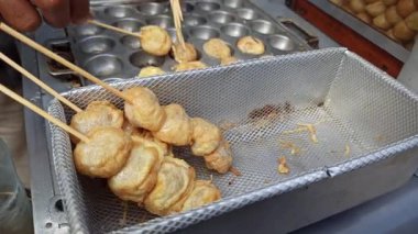 Telor bulat cungkil, rafadan yumurtalardan yapılan, basit baharatlarla servis edilen, lezzetli ve eğlenceli şekliyle sevilen popüler bir sokak atıştırmalığıdır..