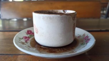 Klasik tarzda servis edilen bir bardak sade kahve, güçlü bir aroma ve basit bir sıcaklık sunuyor, sakin bir rahatlama anı ve geleneksel kahve keyfi için mükemmel..