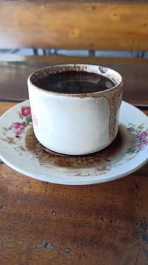 Klasik tarzda servis edilen bir bardak sade kahve, güçlü bir aroma ve basit bir sıcaklık sunuyor, sakin bir rahatlama anı ve geleneksel kahve keyfi için mükemmel..