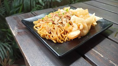 Lezzetli bir tabak mie goreng 1. seviye ılık ve baharatlı servis edilir. Çok sıcak olmayan baharatlı erişteden hoşlananlar için mükemmeldir..