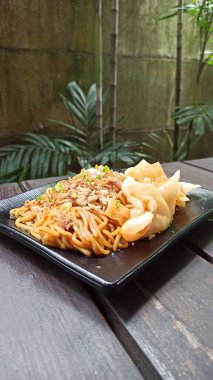 Lezzetli bir tabak mie goreng 1. seviye ılık ve baharatlı servis edilir. Çok sıcak olmayan baharatlı erişteden hoşlananlar için mükemmeldir..
