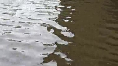 Temiz su dalgalanmaları düz akış çizgileri ve yansımalar yaratarak soyut bir arkaplan ya da doğadan esinlenilmiş bir tasarım gibi iyi işleyen doğal bir doku oluşturur.