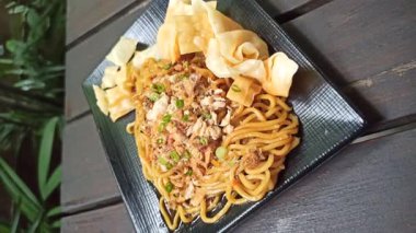 Bir tabak baharatlı erişte, birinci seviye, bol baharatlı ve ılık sıcak. Lezzetli, sıcak ve basit bir yemek için tatmin edici kalırken zevki hala kolay..