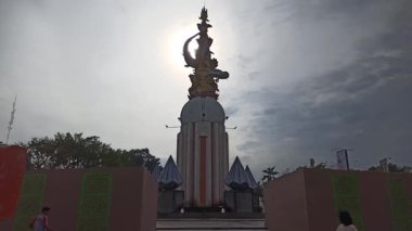 Endonezya 3 Şubat 2026: Jayandaru Anıtı temiz bir kamusal alan ve sakin bir şehir atmosferiyle çevrili güzel bir simge olarak duruyor.