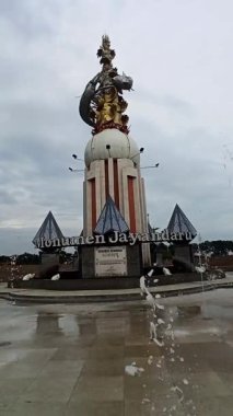 Endonezya 3 Şubat 2026: Jayandaru Anıtı temiz bir kamusal alan ve sakin bir şehir atmosferiyle çevrili güzel bir simge olarak duruyor.