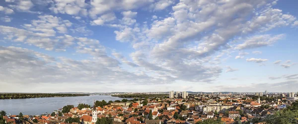 Vista panoramica della città di Zemun con il Danubio e Belgrado Metropolis Skyline — Foto Stock