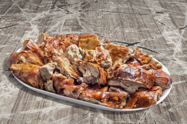 Tabak dolusu tükürük domuz eti dilim eski ahşap zemin üzerine kavrulmuş