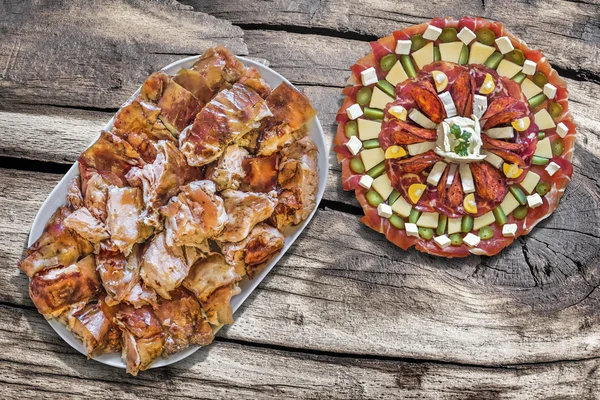 Plateful of Spit Roasted Pork Slices And Appetizer Savoury Dish Meze On Old Wooden Picnic Table — Stock Photo, Image