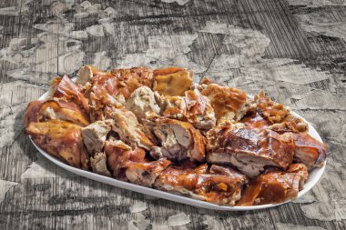 Tabak dolusu tükürük kavrulmuş domuz eti dilimleri eski ahşap Backgr kesilmiş
