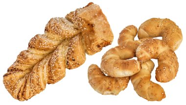 Örgülü kruvasan puf böreği ve beyaz arka plan üzerinde izole susam serpilir peynir rulo