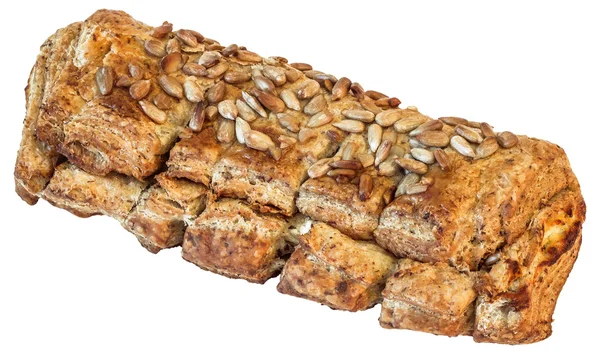 Einheimische integrale dunkle Brotlaibe mit Sonnenblumenkernen bestreut isoliert auf weißem Hintergrund — Stockfoto