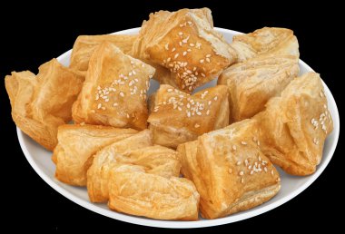 Zu Zu Meydanı kruvasan puf böreği siyah arka plan üzerine izole tabak