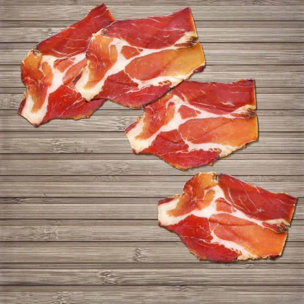 Droog gezouten varkensvlees nek segmenten op de plaats van de bamboe Mat — Stockfoto