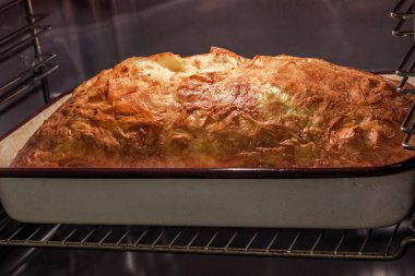 Taze fırınlanmış geleneksel Sırp Buruşuk Peynirli Turta Gibanica