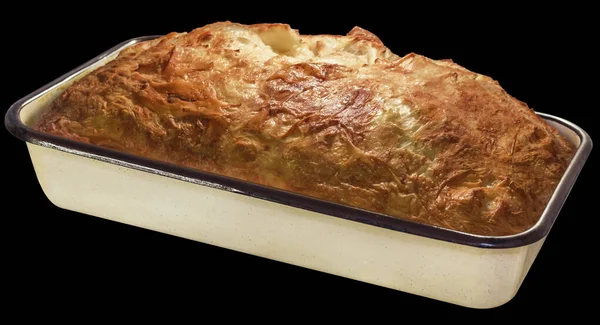 Свежеиспечённый Сербский Традиционный Пирог Сыром Gibanica Большой Эмалированной Сковороде Изолированной — стоковое фото