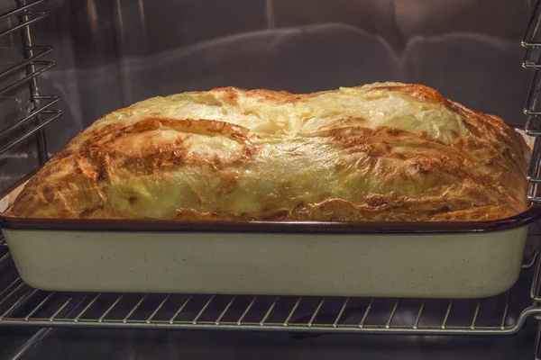 Taze fırınlanmış geleneksel Sırp Buruşuk Peynirli Turta Gibanica