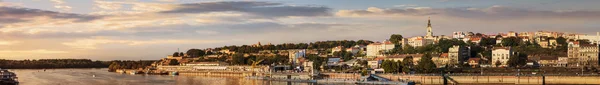 Під час заходу сонця Панорама Белграда з туристично-порту Кале річки Сава — стокове фото