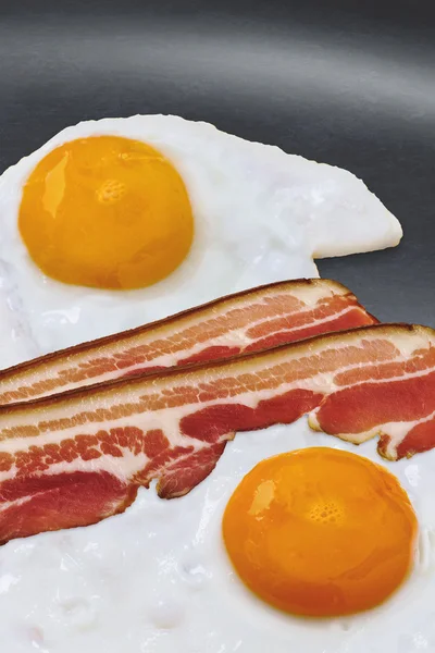 Solsidan upp stekta ägg med Bacon skivor i Fry Pan — Stockfoto