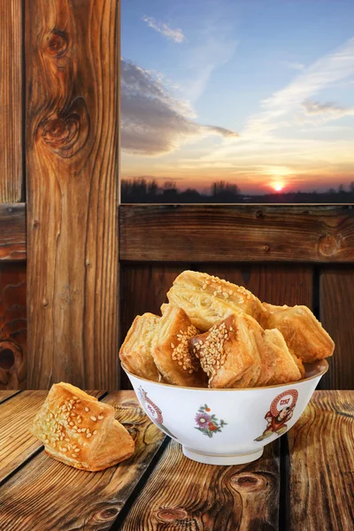 Pastelería cuadrado hojaldre croissant Zu-Zu en tazón de China pintado sobre fondo rústico . — Foto de Stock