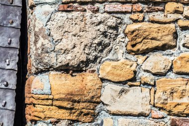 Ortaçağ Kalesi antik tuğla-taş sur detay