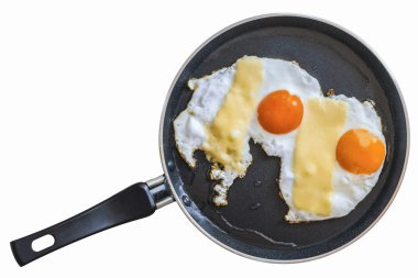 Yumurta ve pastırma dilimlerini Teflon tavada kadar güneşli tarafı