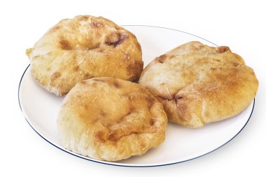 Üç pide izole beyaz tabakta Loafs