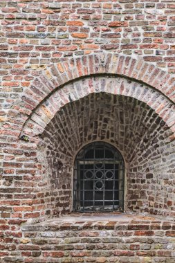 Ortaçağ Kalesi tuğla sur - dövme Demir parmaklıkları pencere uygu