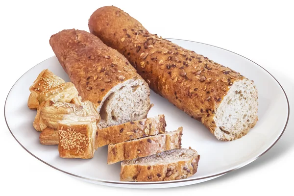 Bagietka chleb integralną i rogalik ciasta francuskiego Zu-Zu na białe płytki na białym tle — Zdjęcie stockowe