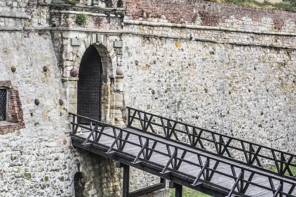 Zırhlı kapı ve ahşap köprü Ortaçağ Kalesi taş-tuğla sur — Stok fotoğraf